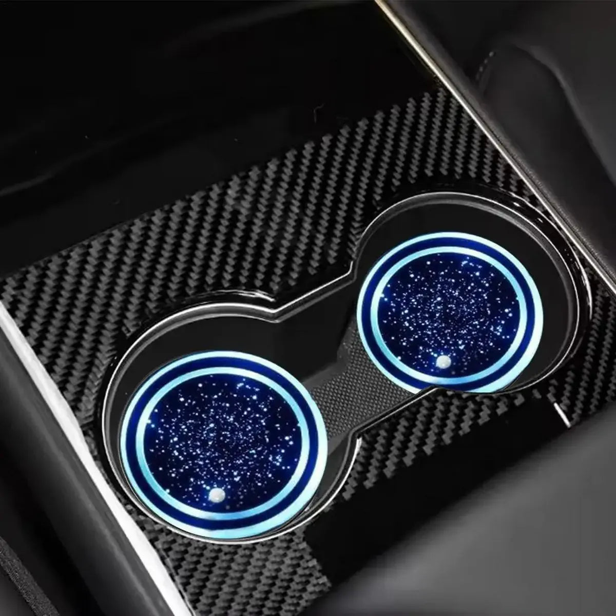 Deux sous-verres lumineux allumés en bleu dans une console centrale de voiture
