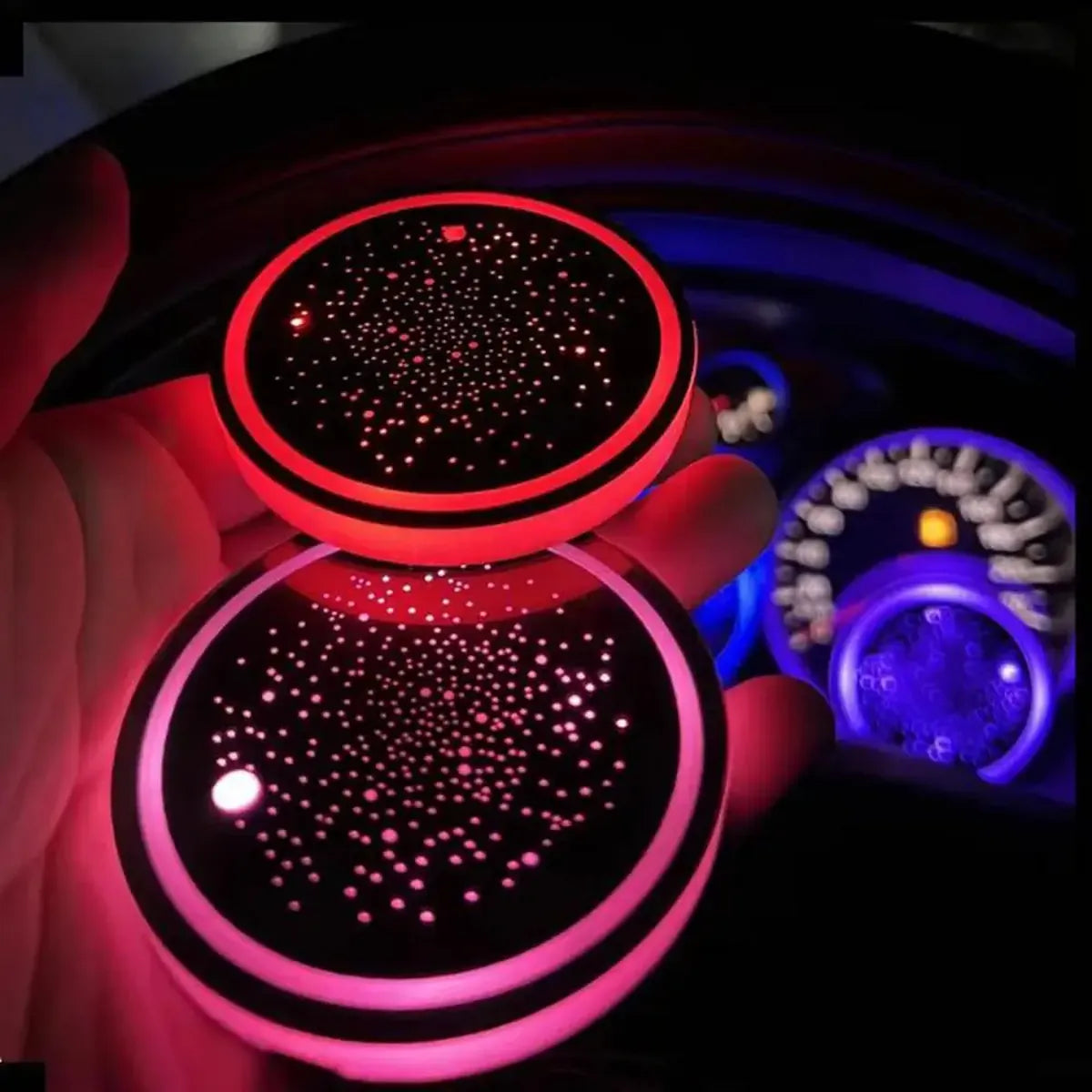 Sous-verres lumineux allumés en rouge, tenus en main