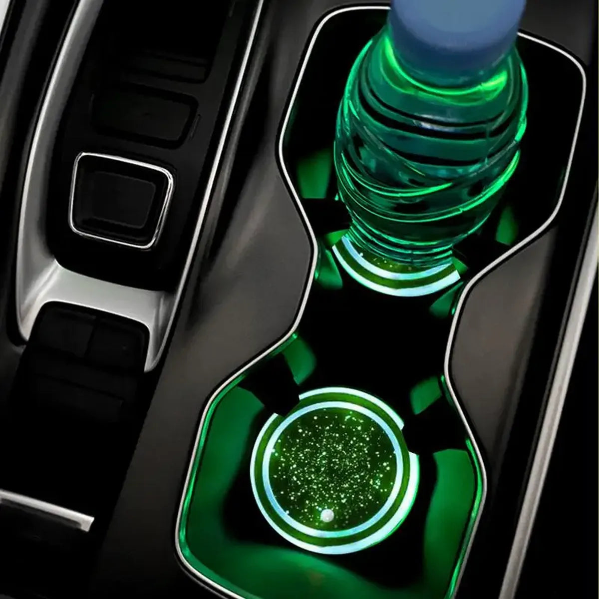 Sous-verre lumineux allumé en vert avec un gobelet posé dessus